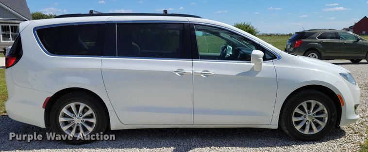 image for item DX7456 2018 Chrysler Pacifica van