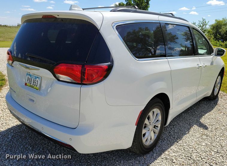 image for item DX7456 2018 Chrysler Pacifica van
