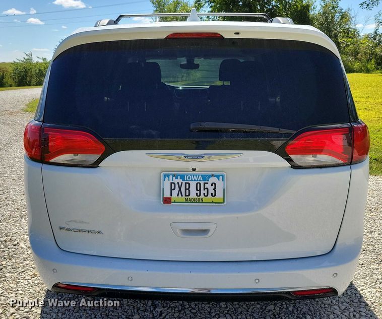 image for item DX7456 2018 Chrysler Pacifica van