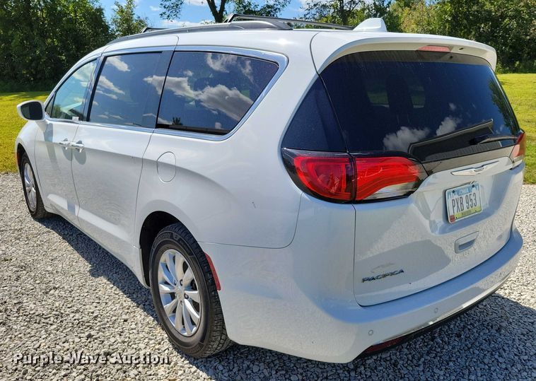 image for item DX7456 2018 Chrysler Pacifica van