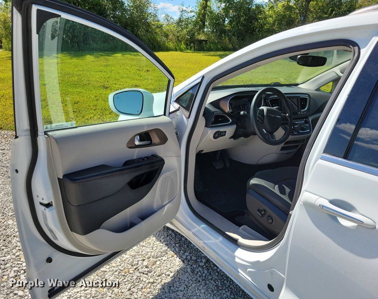 image for item DX7456 2018 Chrysler Pacifica van