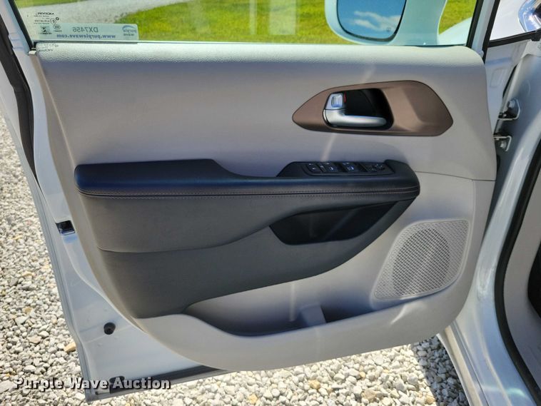 image for item DX7456 2018 Chrysler Pacifica van