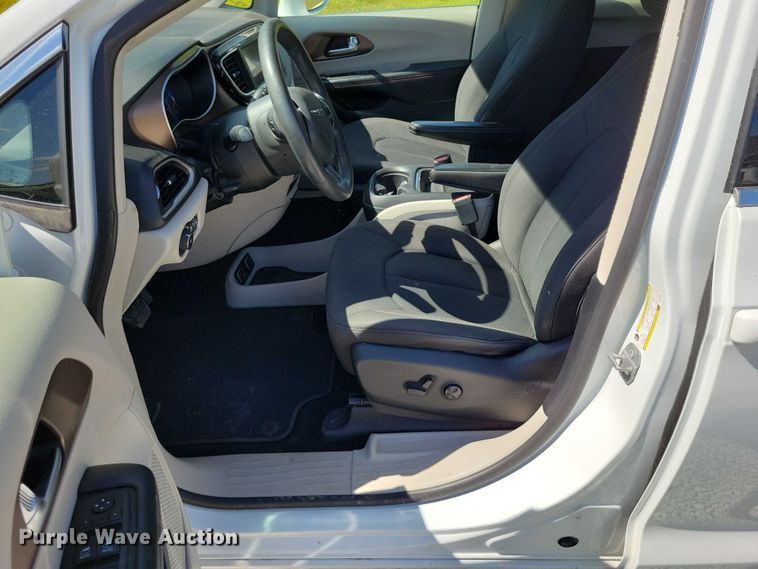 image for item DX7456 2018 Chrysler Pacifica van