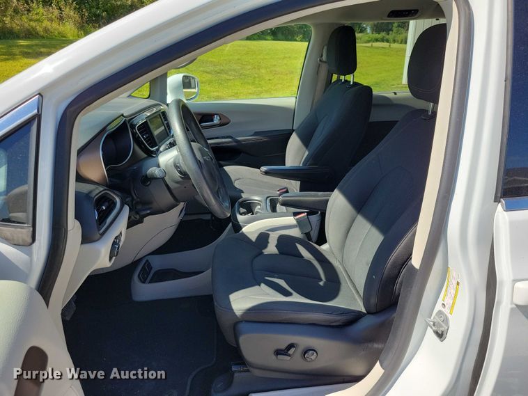 image for item DX7456 2018 Chrysler Pacifica van