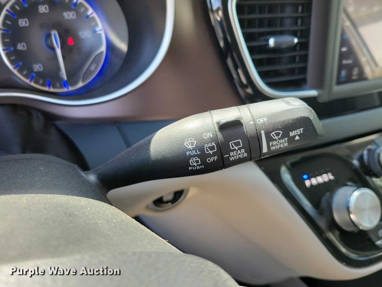 image for item DX7456 2018 Chrysler Pacifica van