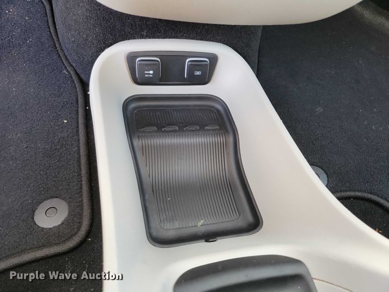 image for item DX7456 2018 Chrysler Pacifica van