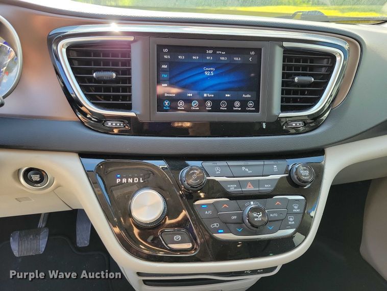 image for item DX7456 2018 Chrysler Pacifica van