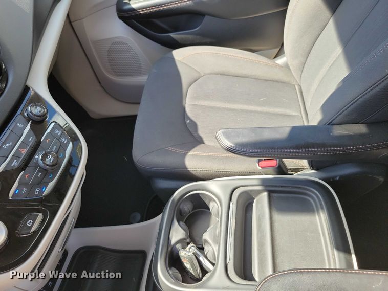 image for item DX7456 2018 Chrysler Pacifica van