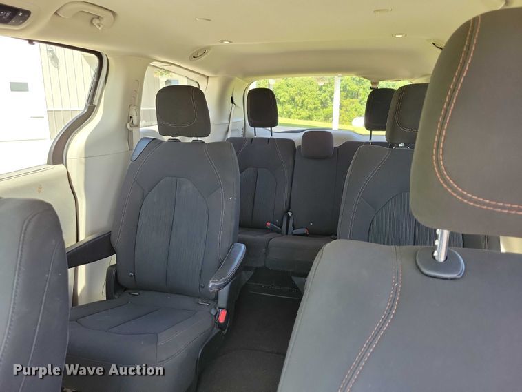 image for item DX7456 2018 Chrysler Pacifica van