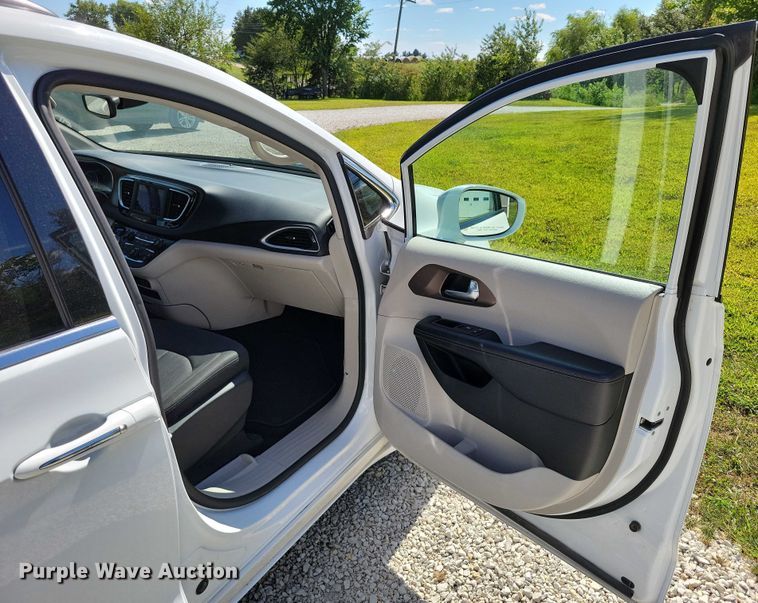 image for item DX7456 2018 Chrysler Pacifica van