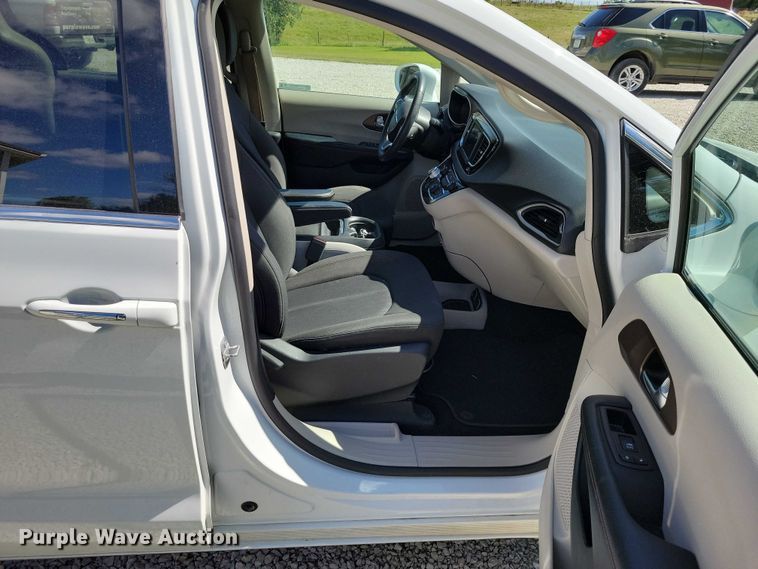 image for item DX7456 2018 Chrysler Pacifica van