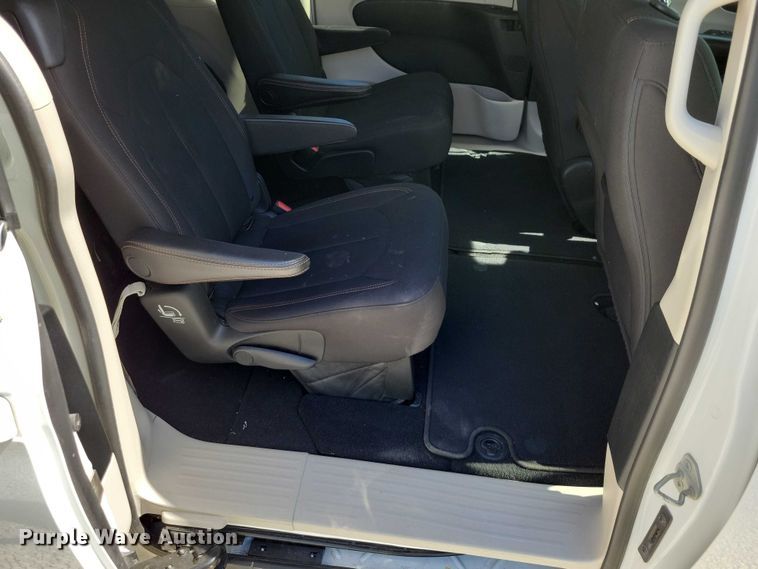 image for item DX7456 2018 Chrysler Pacifica van