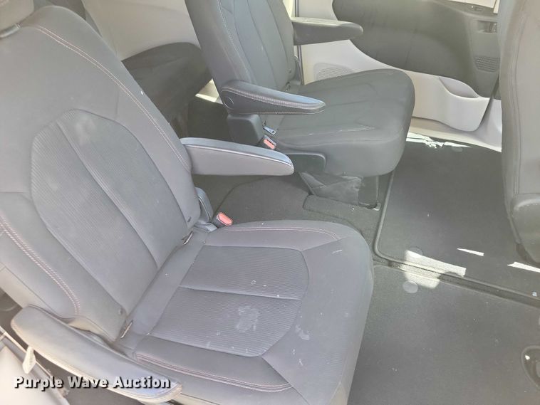 image for item DX7456 2018 Chrysler Pacifica van