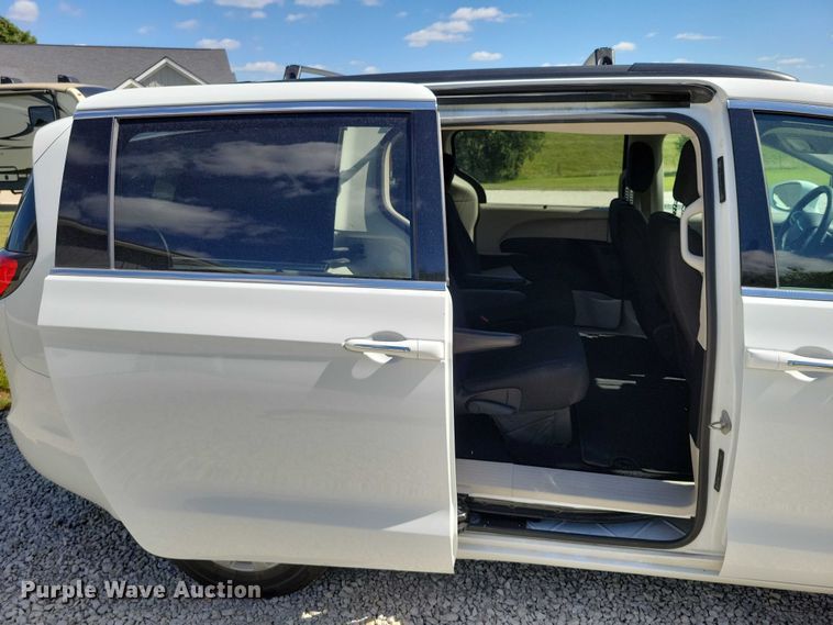 image for item DX7456 2018 Chrysler Pacifica van
