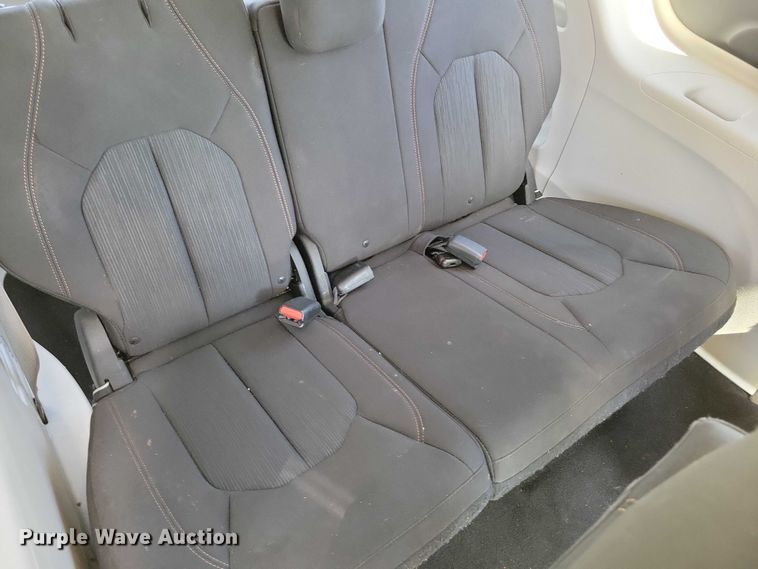 image for item DX7456 2018 Chrysler Pacifica van
