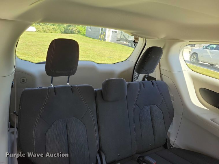 image for item DX7456 2018 Chrysler Pacifica van