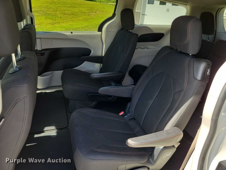 image for item DX7456 2018 Chrysler Pacifica van