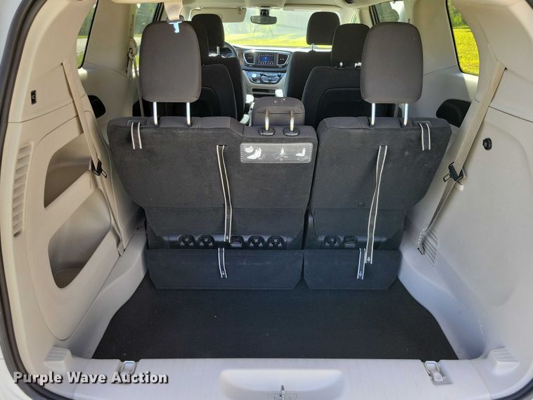 image for item DX7456 2018 Chrysler Pacifica van