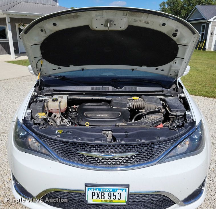 image for item DX7456 2018 Chrysler Pacifica van