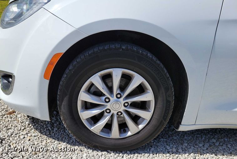 image for item DX7456 2018 Chrysler Pacifica van