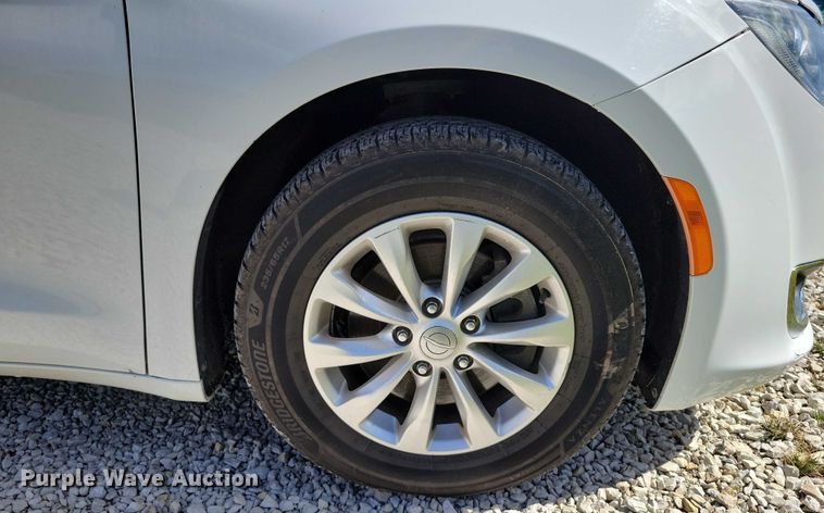 image for item DX7456 2018 Chrysler Pacifica van