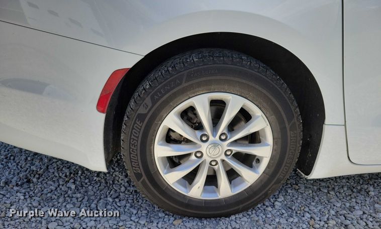 image for item DX7456 2018 Chrysler Pacifica van