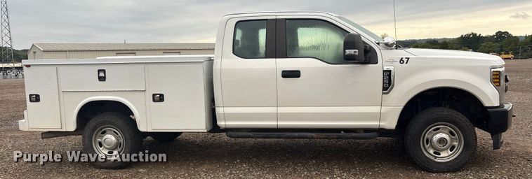 image for item DY0947 2019 Ford F250 Super Duty SuperCab utility bed pickup truck