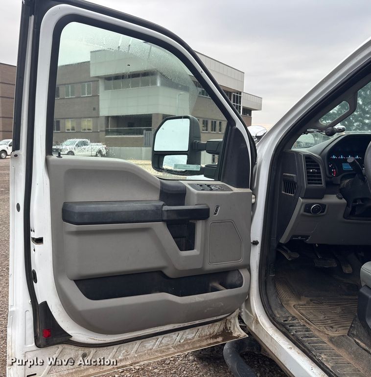 image for item DY0947 2019 Ford F250 Super Duty SuperCab utility bed pickup truck