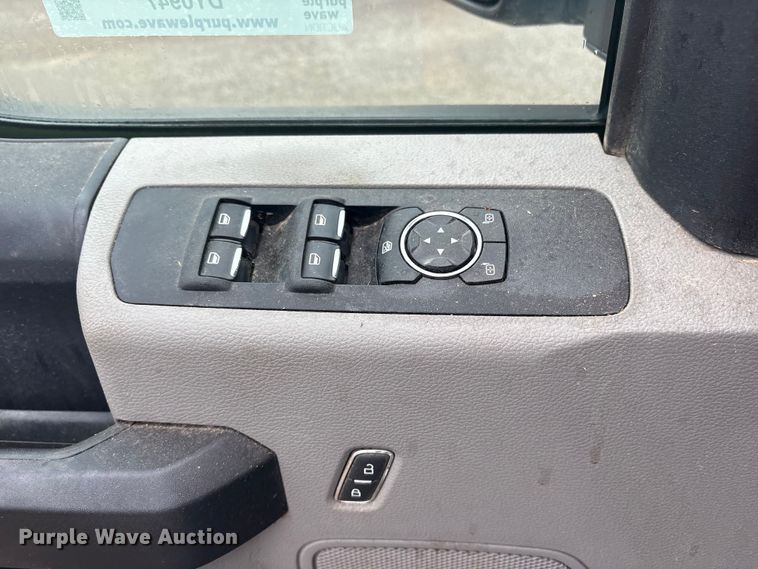 image for item DY0947 2019 Ford F250 Super Duty SuperCab utility bed pickup truck