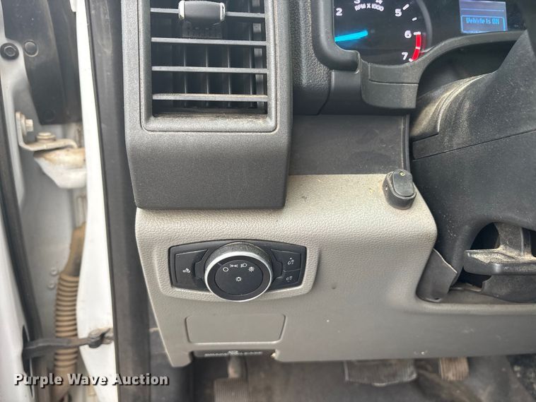 image for item DY0947 2019 Ford F250 Super Duty SuperCab utility bed pickup truck