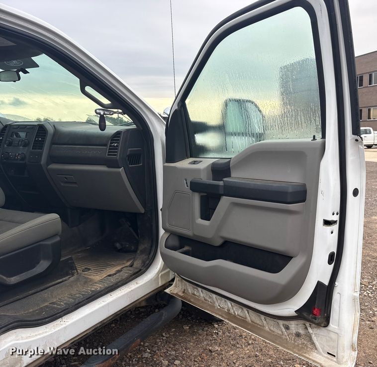 image for item DY0947 2019 Ford F250 Super Duty SuperCab utility bed pickup truck