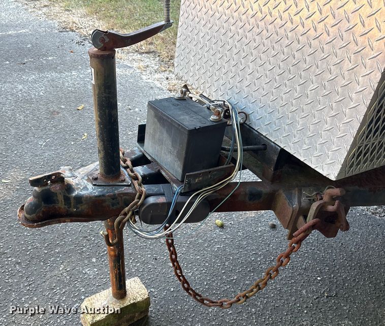 image for item DY0957 1992 Wells Cargo enclosed cargo trailer