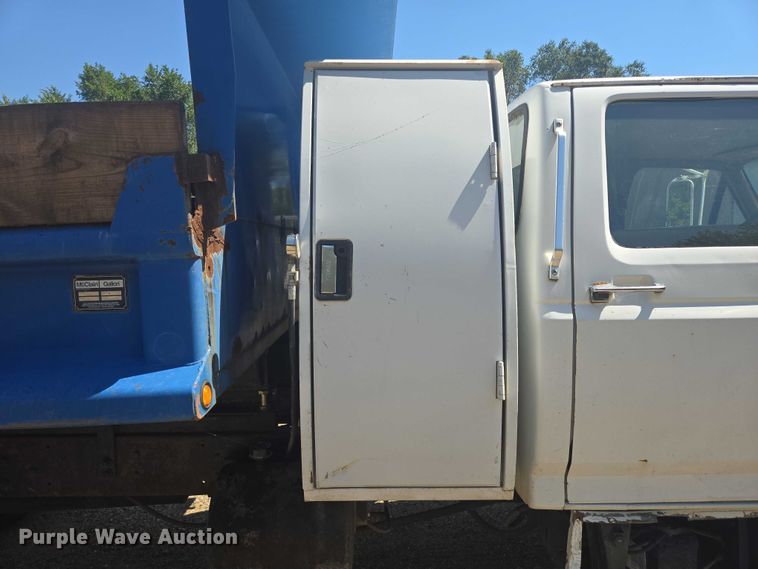 image for item DY1113 1990 Ford F700 Crew Cab dump truck