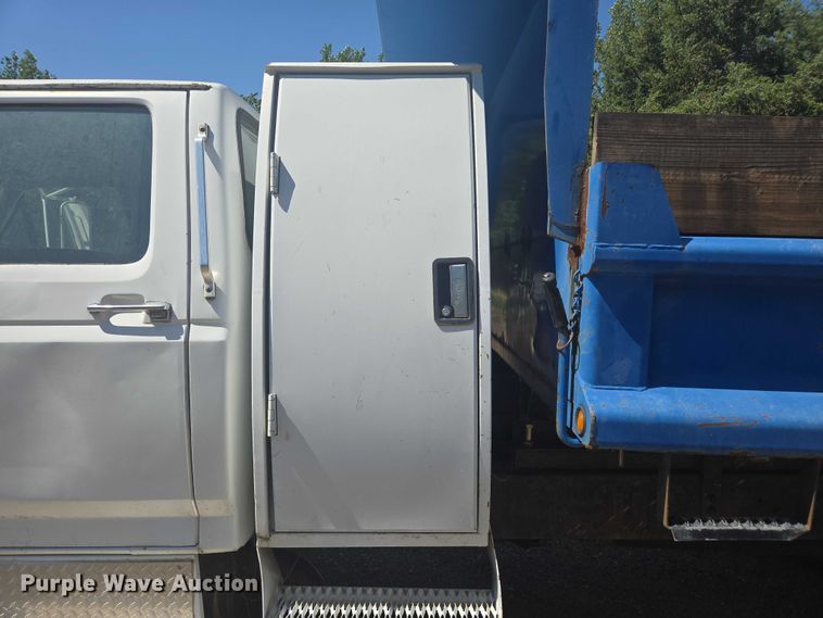 image for item DY1113 1990 Ford F700 Crew Cab dump truck