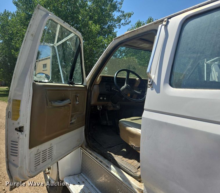 image for item DY1113 1990 Ford F700 Crew Cab dump truck