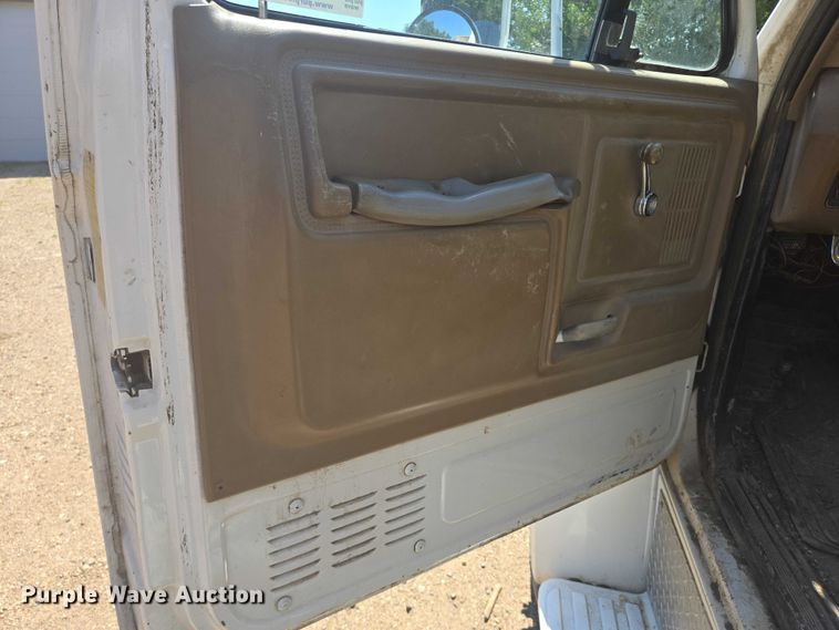 image for item DY1113 1990 Ford F700 Crew Cab dump truck