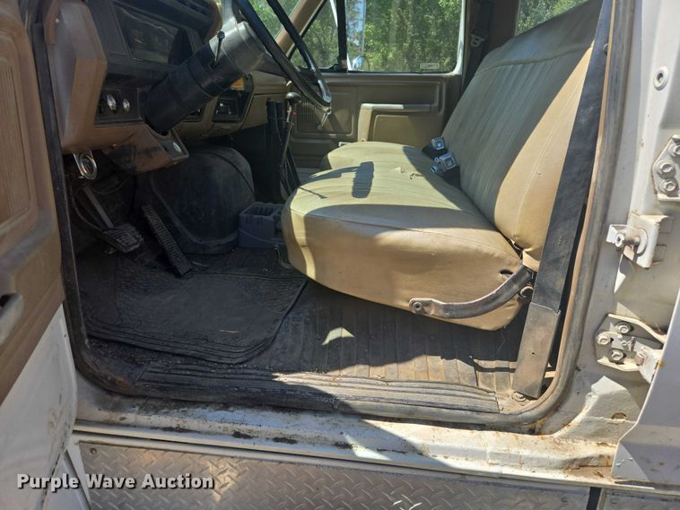 image for item DY1113 1990 Ford F700 Crew Cab dump truck