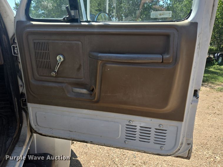 image for item DY1113 1990 Ford F700 Crew Cab dump truck