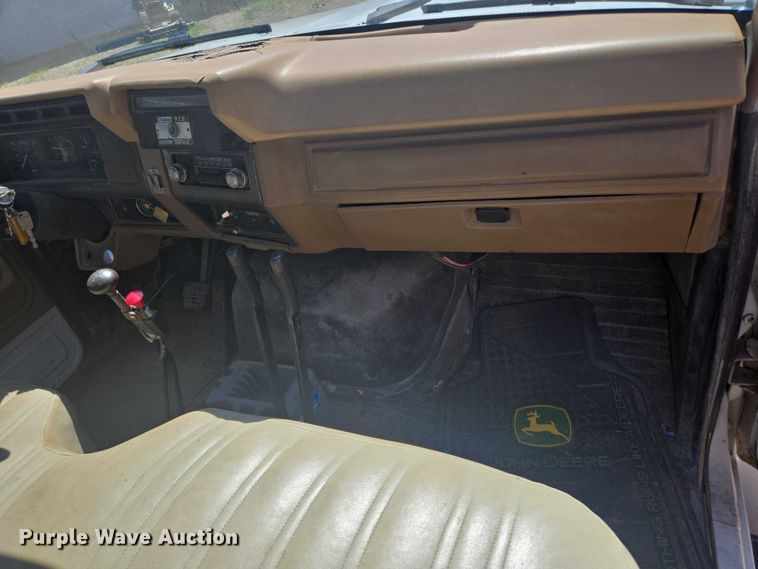 image for item DY1113 1990 Ford F700 Crew Cab dump truck