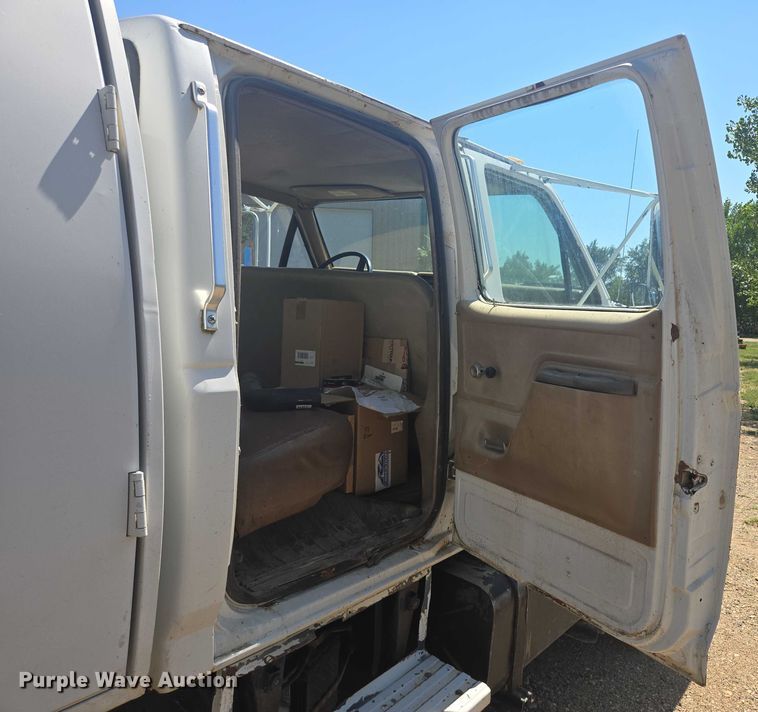 image for item DY1113 1990 Ford F700 Crew Cab dump truck