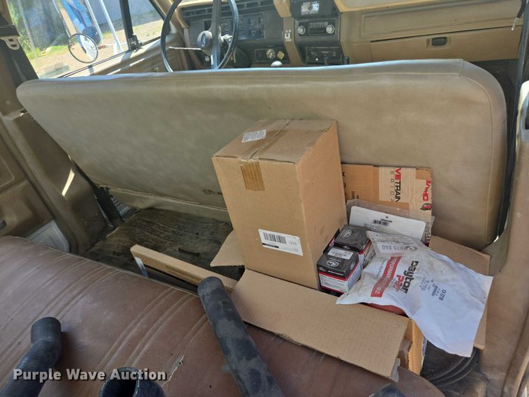 image for item DY1113 1990 Ford F700 Crew Cab dump truck