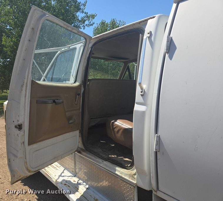 image for item DY1113 1990 Ford F700 Crew Cab dump truck