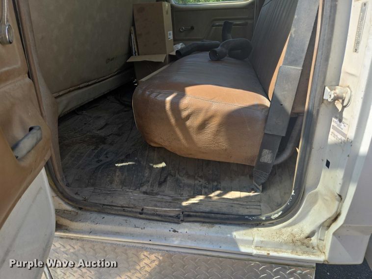 image for item DY1113 1990 Ford F700 Crew Cab dump truck