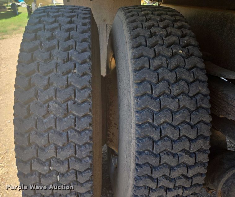 image for item DY1113 1990 Ford F700 Crew Cab dump truck