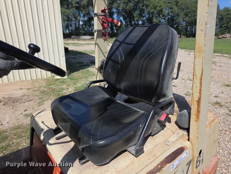 image for item DZ6141 Nissan forklift