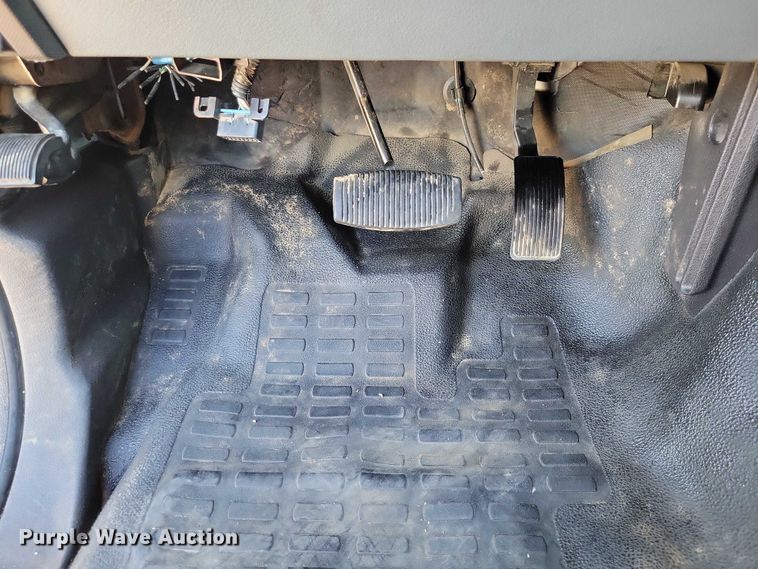 image for item DZ6482 2013 Ford F350 Super Duty SuperCab flatbed pickup truck