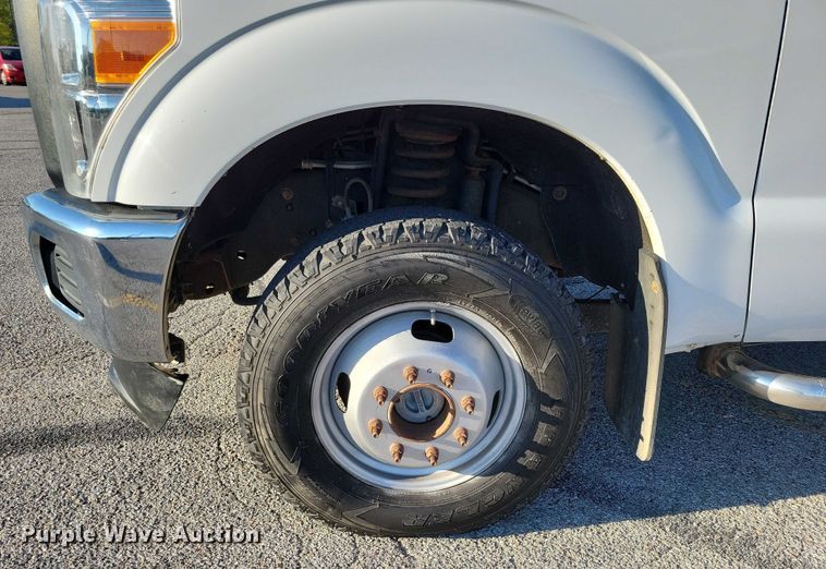 image for item DZ6482 2013 Ford F350 Super Duty SuperCab flatbed pickup truck