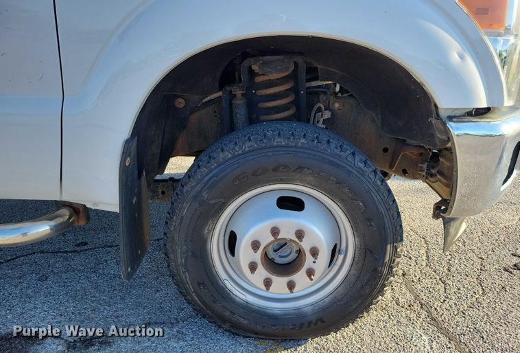 image for item DZ6482 2013 Ford F350 Super Duty SuperCab flatbed pickup truck