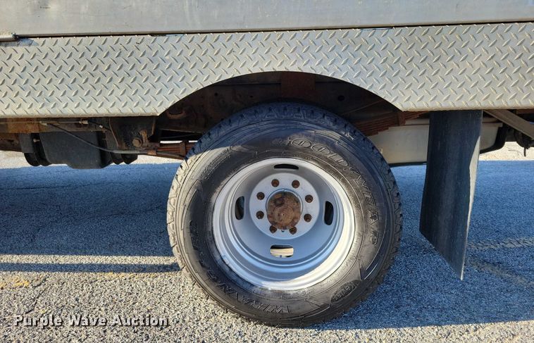 image for item DZ6482 2013 Ford F350 Super Duty SuperCab flatbed pickup truck