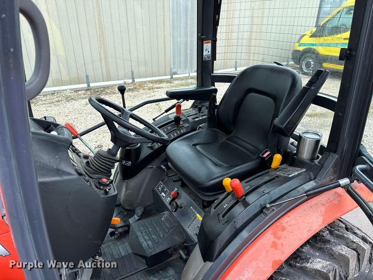 image for item DZ8951 2013 Kubota B3350 MFWD tractor